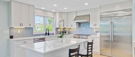 Geladeira, micro-ondas, fogão, cooktop