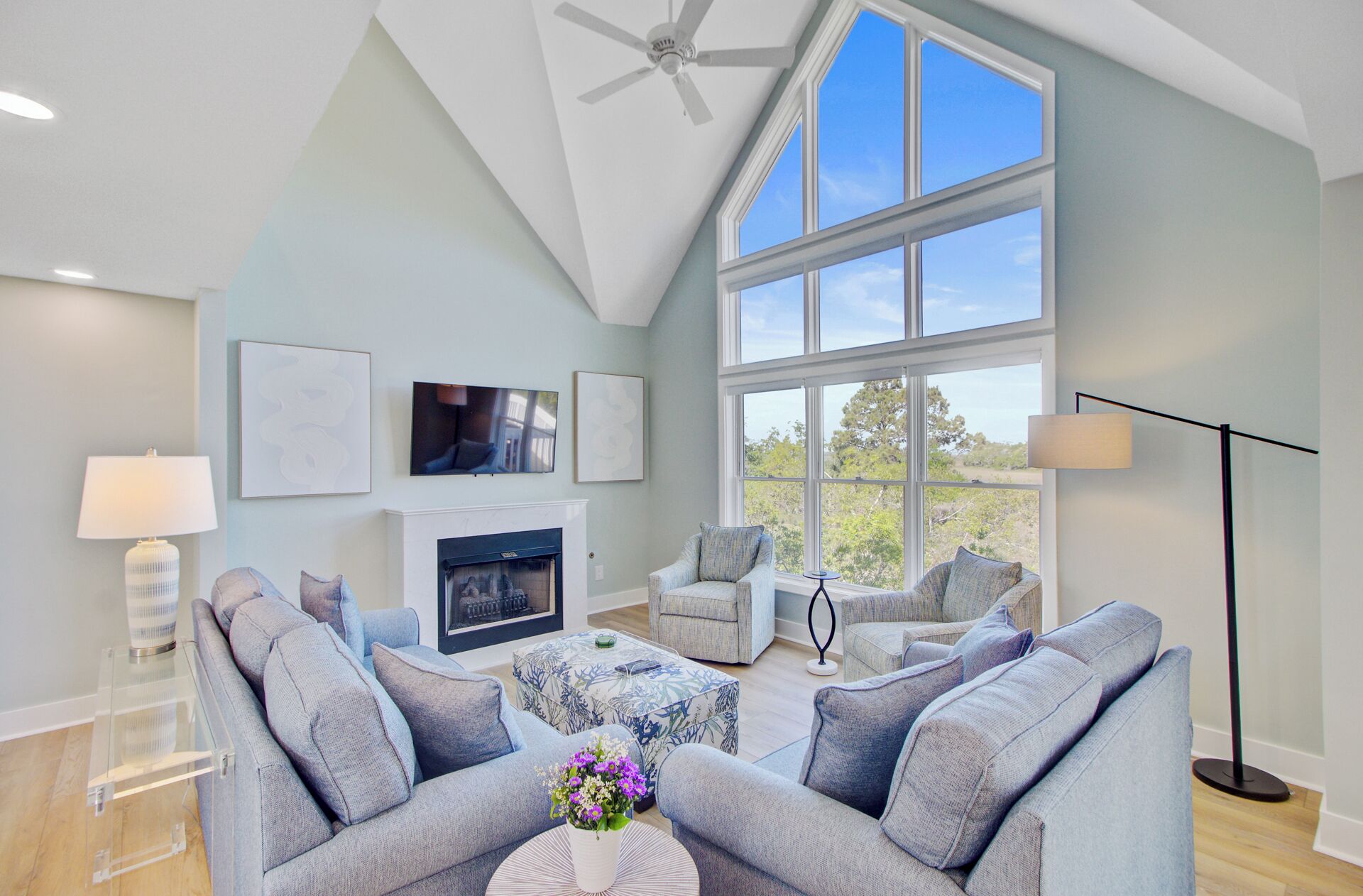 Smart-TV, Tischtennisplatte, Drucker