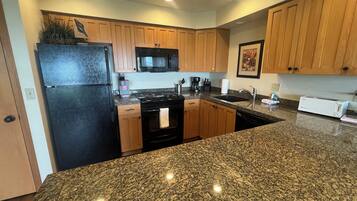 Fridge, oven, dishwasher, coffee/tea maker