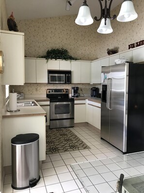 Kylskåp, mikrovågsugn, ugn och spishäll