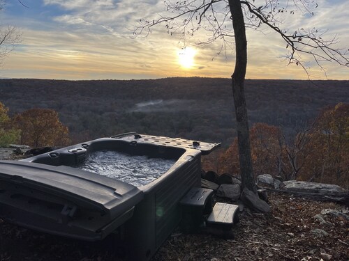 Panoraamanäkymät vuorelle tässä hiljattain remontoidussa kodissa rauhallisella umpikujaan