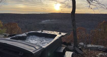 Panoraamanäkymät vuorelle tässä hiljattain remontoidussa kodissa rauhallisella umpikujaan