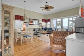 Fernseher, Tischtennisplatte, Drucker