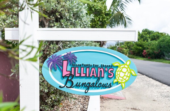 Een bordje voor Lillian's Bungalows, met een schildpad afbeelding en palmbomen.