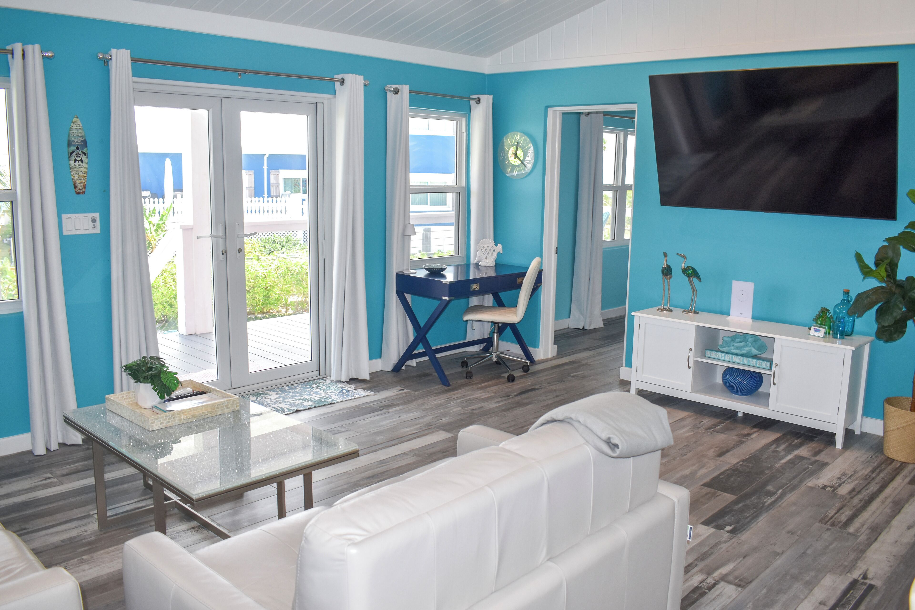 Smart-TV, bøker og stereoanlegg