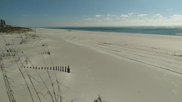 På stranden og solsenger
