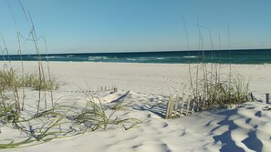 En la playa, sillas reclinables de playa