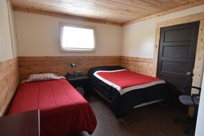 4 bedrooms, iron/ironing board, WiFi, bed sheets - Timberland Lodges - Aspen Lodge (Tisdale)