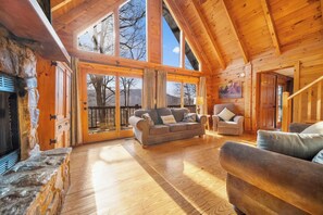 Smart TV, fireplace, video games, DVD player - Mtn Views, Top Reviews, Gated Privacy 3 King Suites+Qn Loft Game+Theater Hot Tub (Sevierville)