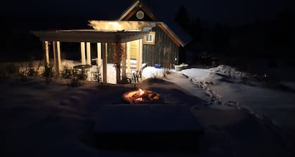 Cozy Cottage overlooking Bitterroot Valley, private setting east of Victor