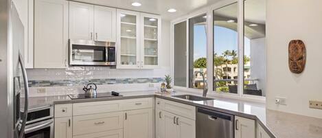 Kjøleskap, mikrobølgeovn, ovn og kokeplater