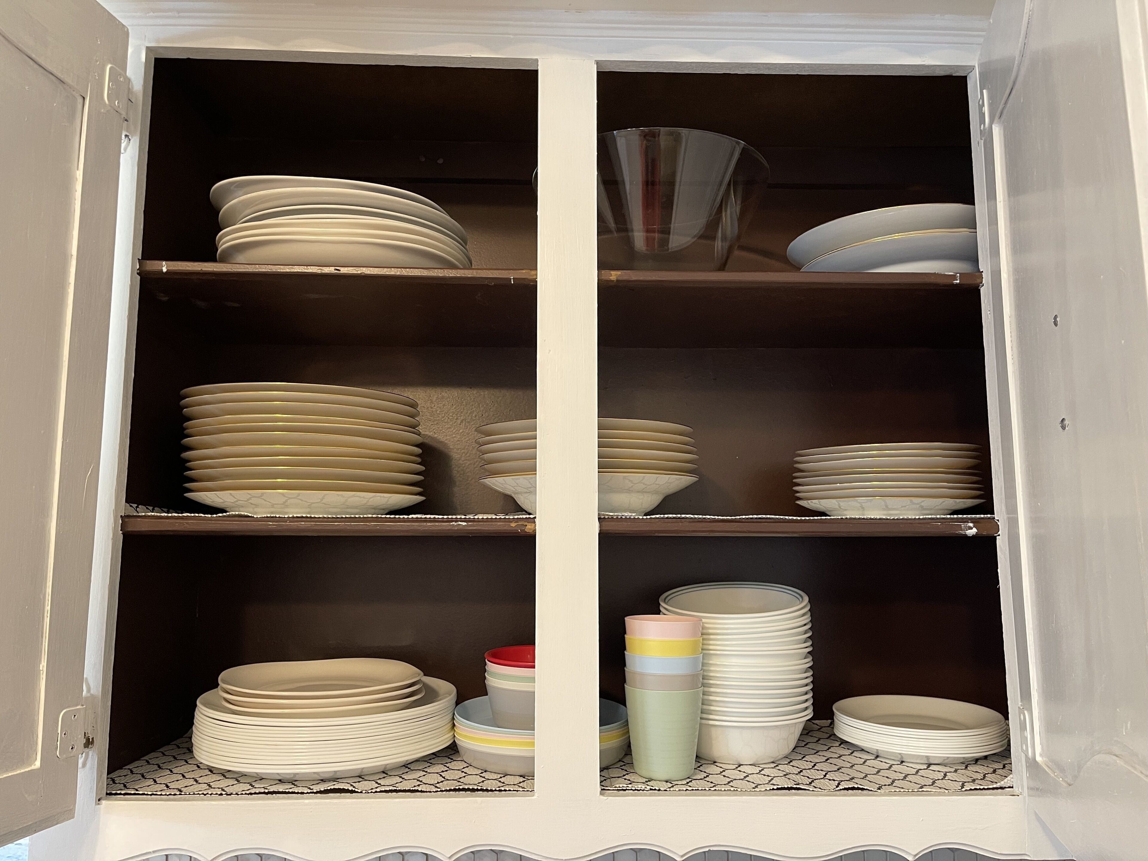 Mobla amb diverses repisses que conté piles de plats i cuplets.