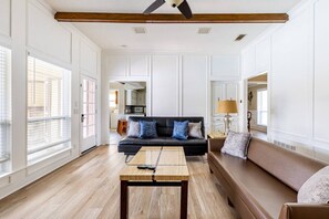 Smart TV, fireplace, books - Private Heated Pool & Pet-Friendly Family Retreat Near Dallas Attractions (Garland)