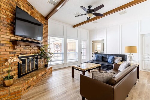 Private Heated Pool & Pet-Friendly Family Retreat Near Dallas Attractions