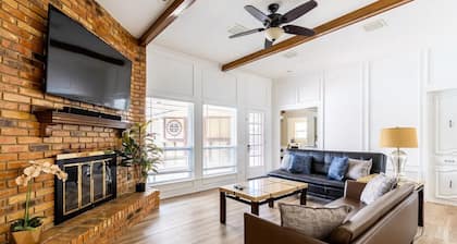 Private Heated Pool & Pet-Friendly Family Retreat Near Dallas Attractions