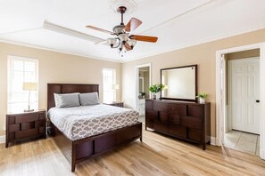 4 soverom, skrivebord, strykejern/-brett og wi-fi (inkludert)