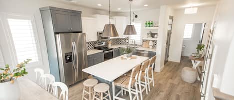 Refrigerador, microondas, horno, placa de cocina