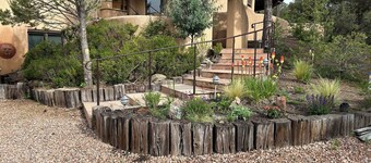 Mountain Views. Bright & Sunny w/ Southwest Charm. Close-in Location
