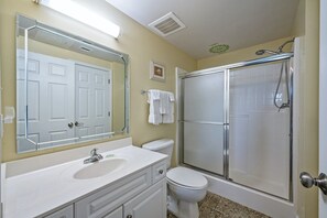 Combined shower/bathtub, towels