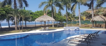 Beach Front! Perfect For Weddings, Bachelor Parties, Retreats or Family Reunions