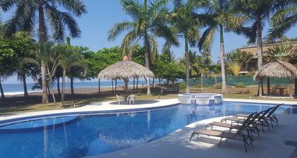 Beach Front! Perfect For Weddings, Bachelor Parties, Retreats or Family Reunions