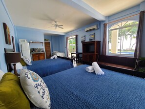 12 makuuhuonetta, tallelokero huoneessa, työpöytä, vauvan matkasänky