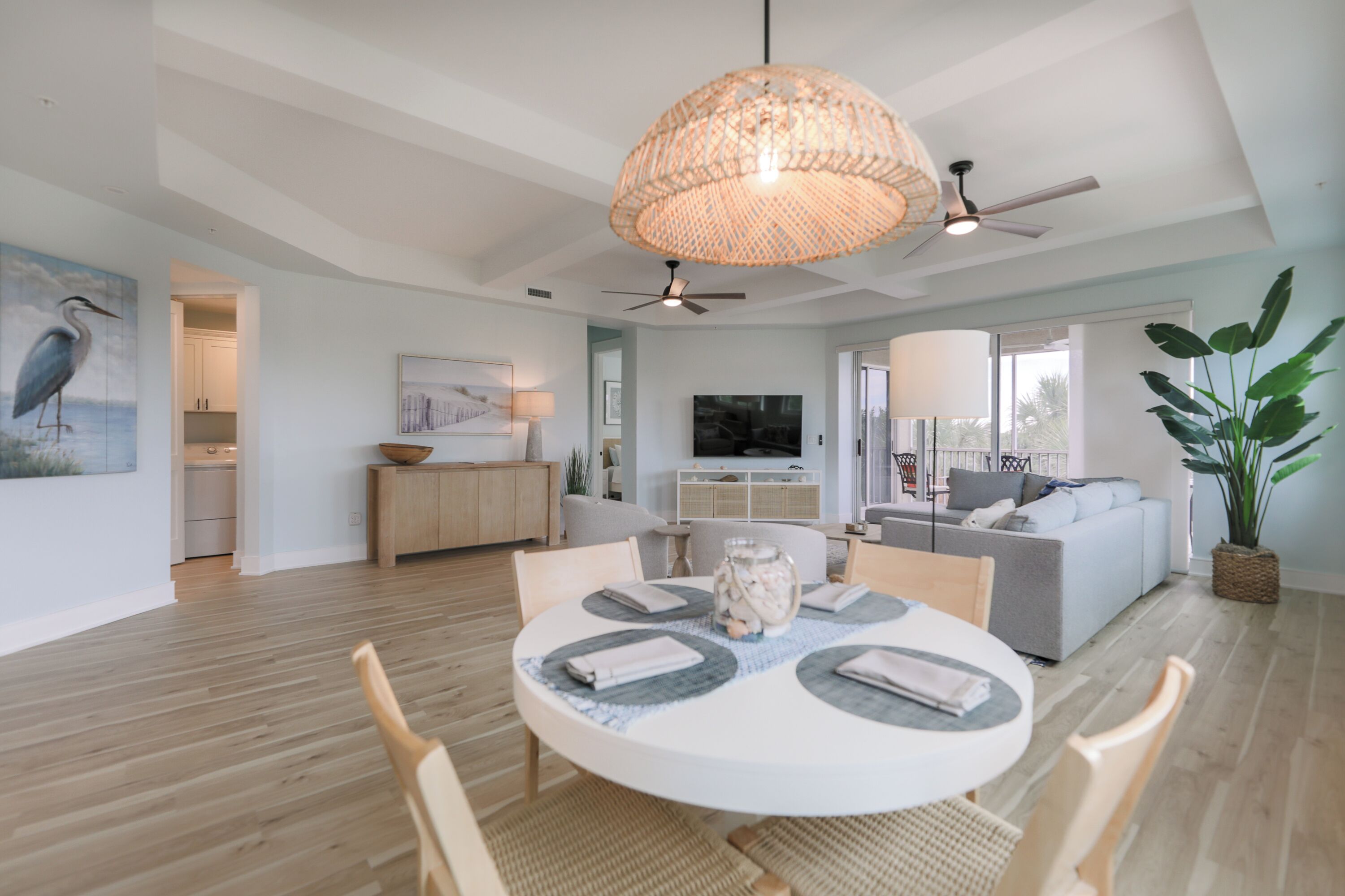 تلفزيون بشاشة مسطحة