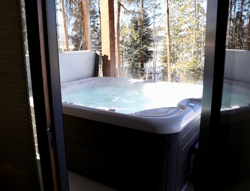 Luxurious Home,1 acre,6mile-W.Park,Hot tub,33miles-RMNP, 2 Masters, Steam Shower