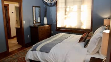 3 bedrooms, desk, iron/ironing board, travel crib