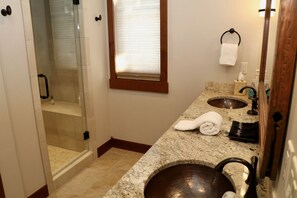 Combined shower/bathtub, hair dryer, towels, soap - Luxurious Home,1 acre,6mile-W.Park,Hot tub,33miles-RMNP, 2 Masters, Steam Shower (Fraser)