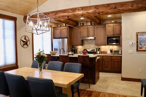 Dining - Luxurious Home,1 acre,6mile-W.Park,Hot tub,33miles-RMNP, 2 Masters, Steam Shower (Fraser)