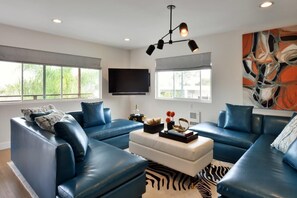 Smart TV, books, stereo - Luxury Cardiff by-the-Sea Penthouse Walk to Park and Beach with Ocean View (Encinitas)