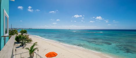 På stranden, solstolar, parasoller och strandhanddukar