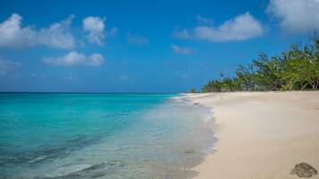 Sur la plage, chaise longue, serviettes de plage