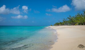Plage, chaises longues, serviettes de plage
