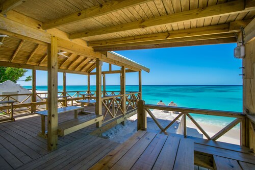 Luxury Villa! Courtesy SUV Included! PaddleBoards, Bikes, Chairs & More!