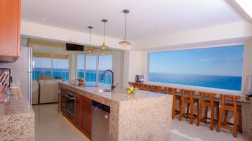 Een koelkast, een magnetron, een oven, een kookplaat