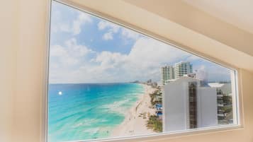 Aan het strand, ligstoelen aan het strand, strandlakens