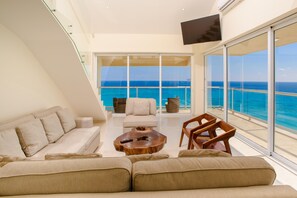 TV - Beachfront Penthouse on the Sand! Incredible Views! Walk to Eat, Drink, Play! (Cancún)