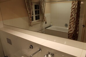 Comfort Suite, 1 Bedroom, Fireplace, Garden View | Bathroom amenities - Landhaus Masurische Schweiz (Kowale Oleckie)