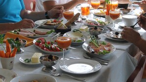 A dining table with various dishes, drinks, and utensils. - Landhaus Masurische Schweiz (Kowale Oleckie)