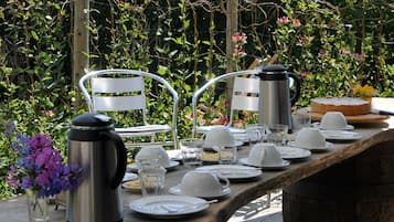 Petit-déjeuner, déjeuner et dîner servis sur place, vue sur le jardin