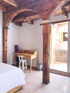 5 sovrum, skrivbord, strykjärn/strykbräda och resesäng