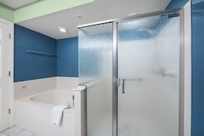 Combined shower/tub, towels