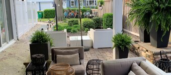 Walking Distance to Ocean/Beaches, Heated/Saltwater pool-pool open 4/1-11/1