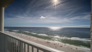 على الشاطئ، كراسي للتشمس