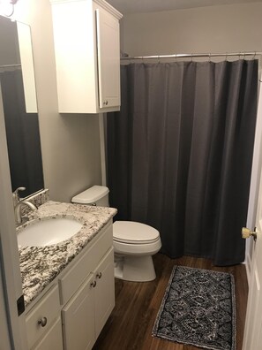 Ducha y bañera combinadas, secador de pelo, toallas y jabón