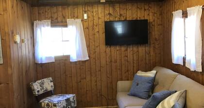 Viihtyisä "Purjehdus" -mökki metsissä Pentwater-järvellä ja pääsy