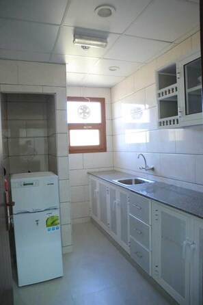 Fridge, stovetop, electric kettle, cookware/dishes/utensils - Nizwa Residence Hotel Apartment (Nizwa)