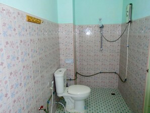 Standard Room, 1 King Bed, Non Smoking | Bathroom